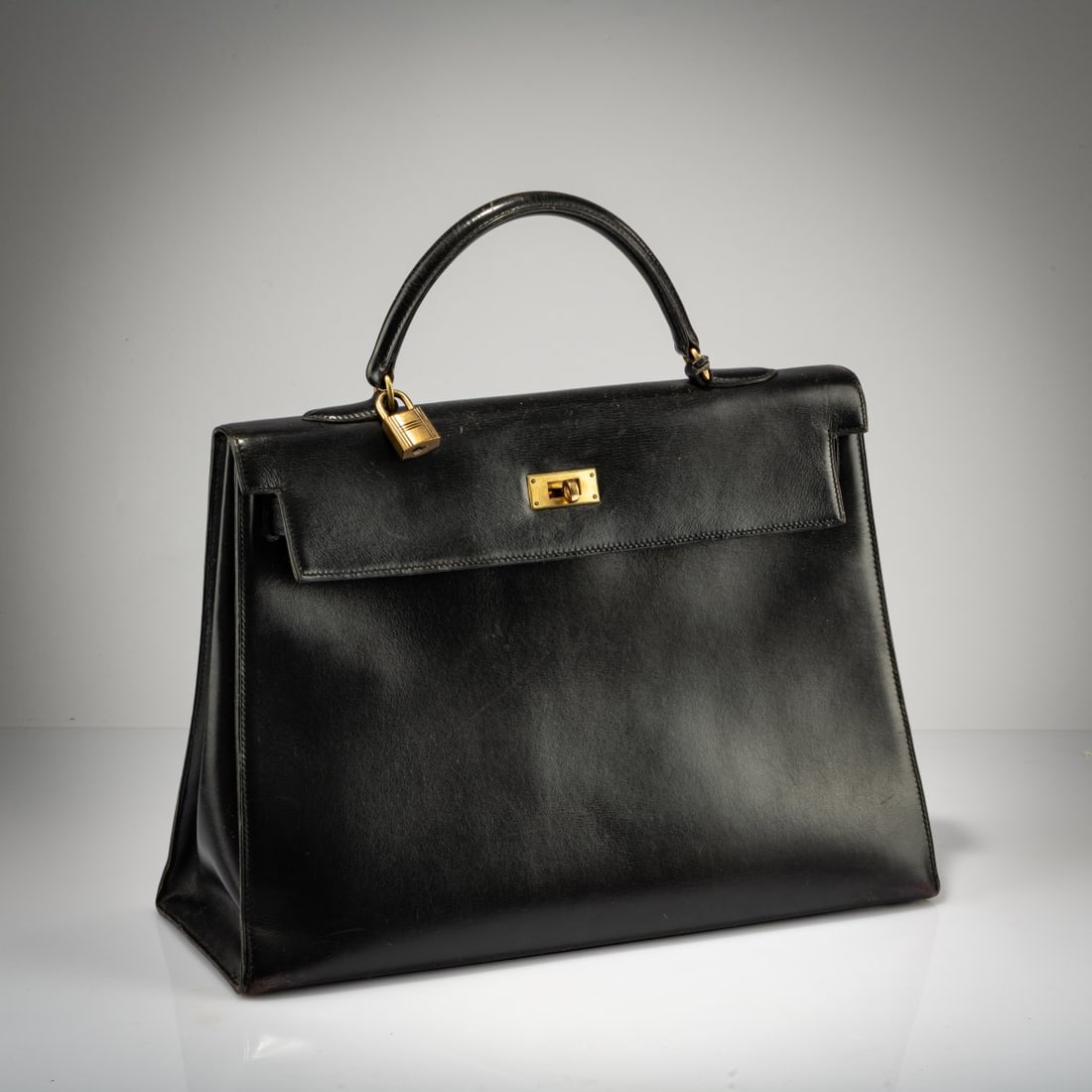 Hermès, Paris, 'Kelly Bag Sellier 36', probably 1959: <p>Black calfskin leather, gold-tone hardware. H. 35 x 36 x 13.5 cm. Marked: HERMES PARIS (1x embossed, 1x gilt edge), probably the date letter O. </p>