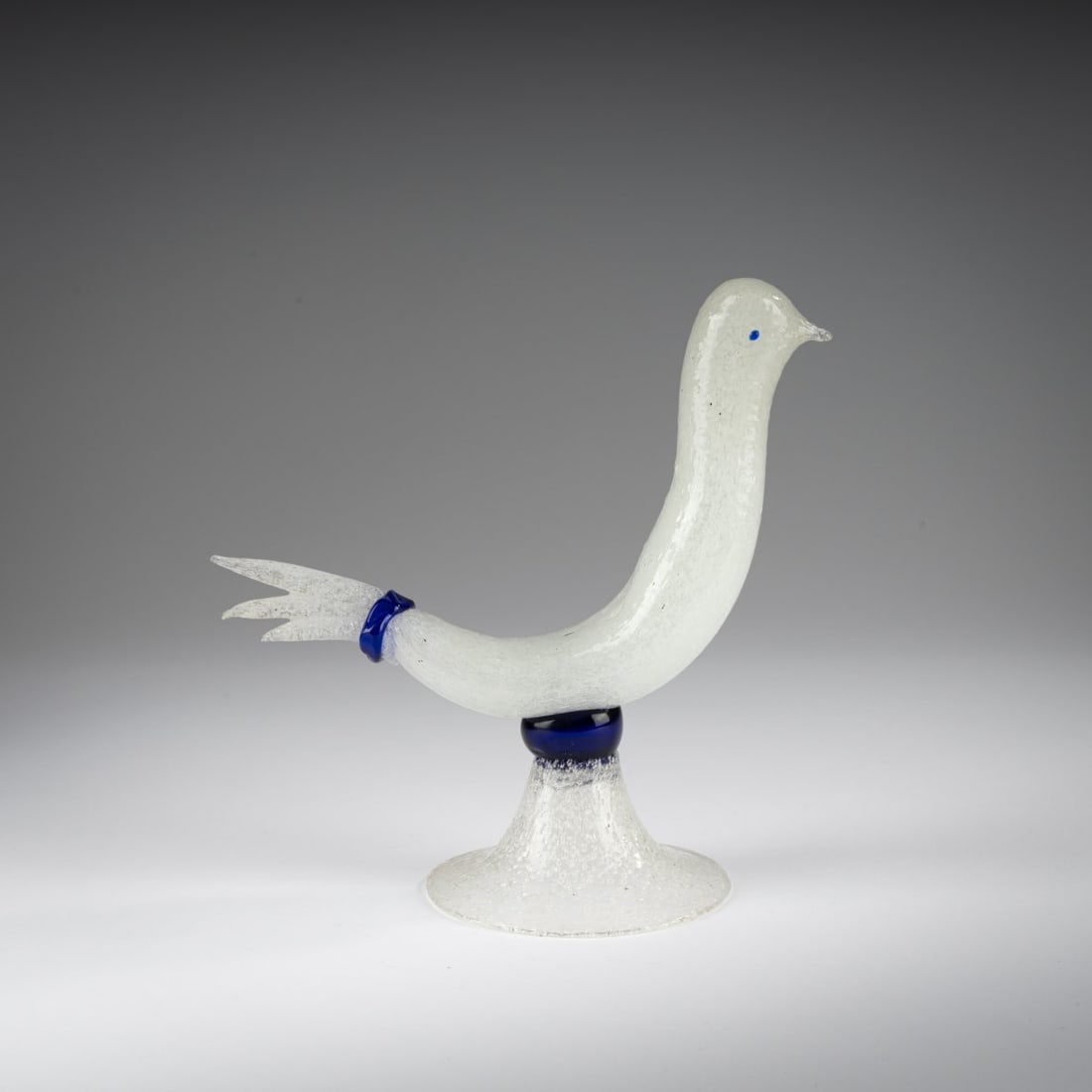 Napoleone Martinuzzi, Dove, c. 1929: <p>Model No. 2499. H. 20.5 cm; L. 20.8 cm. Execution: Venini (attributed). Colorless, highly bubbly glass, blue glass appliqu&eacute;s.