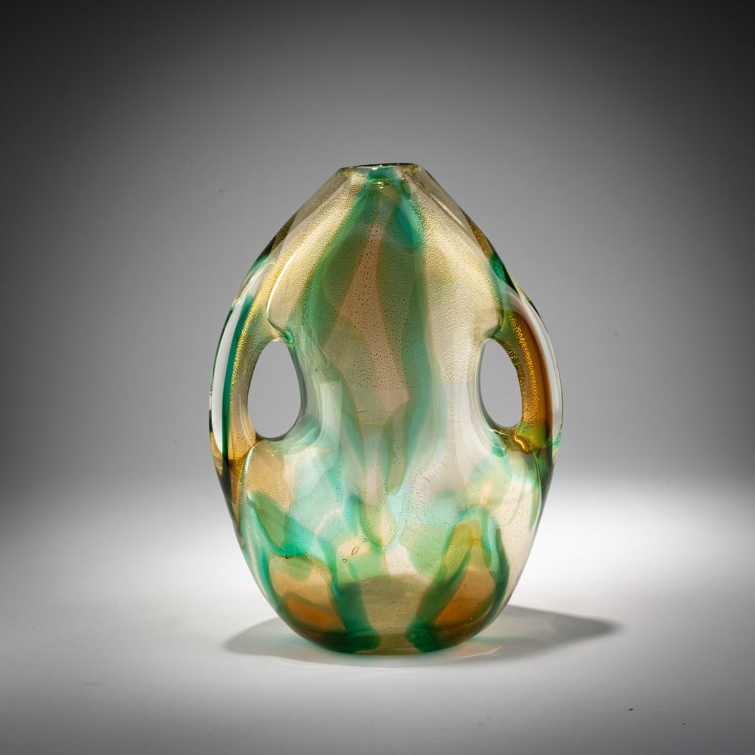 Archimede Seguso, 'Macchie ambra verde' vase, 1952: <p>Ovoid-shaped glass with two handles. H. 26 cm. Execution: Archimede Seguso. Cased glass, colorless with amber-colored, green-rimmed inclusions and finely burst gold foil. Marked on the base: