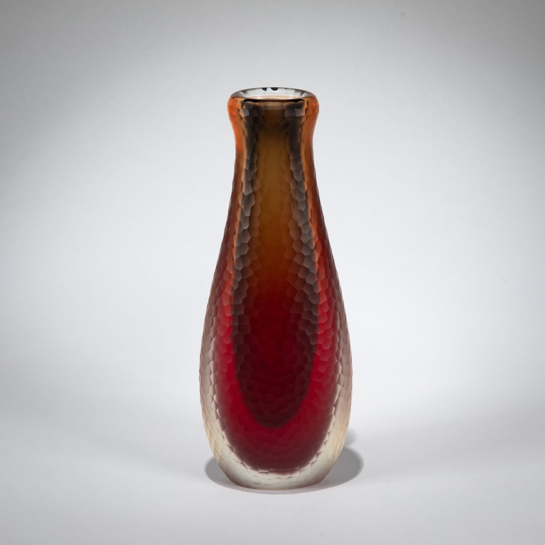 Alfredo Barbini, 'Battuto sommerso' vase, c. 1962: <p>H. 29.7 cm. Cased glass, colorless, olive green, and red, surface entirely decorated with a hammer-like 'Battuto' cut.</p>