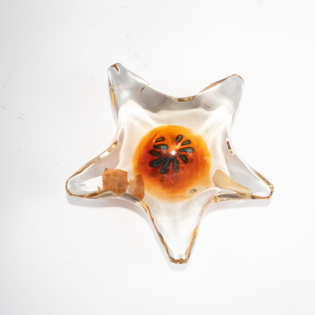 Antonio Da Ros, Paperweight 'Stella marina', 1963: <p>&Oslash; c. 15 cm. Execution: Gino Cenedese &amp; Figlio. Colorless glass with orange and blue inclusions. Marked: Manufacturer's label.</p><hr><p>Literatur