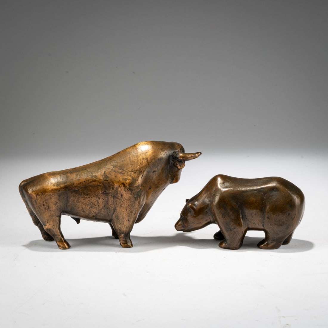 Reinhard Dachlauer (1922 Frankfurt a. M. - 1995 Würzburg), Sculpture pair Bull & Bear, c.: <p>Two sculptures made of cast metal, with a light brown patina. Bull: H. 8.5 x 15 x 5.5 cm, Bear: H. 5.5 x 10.5 x 4.5 cm. Each monogrammed on its belly: RD (stamped).</p>