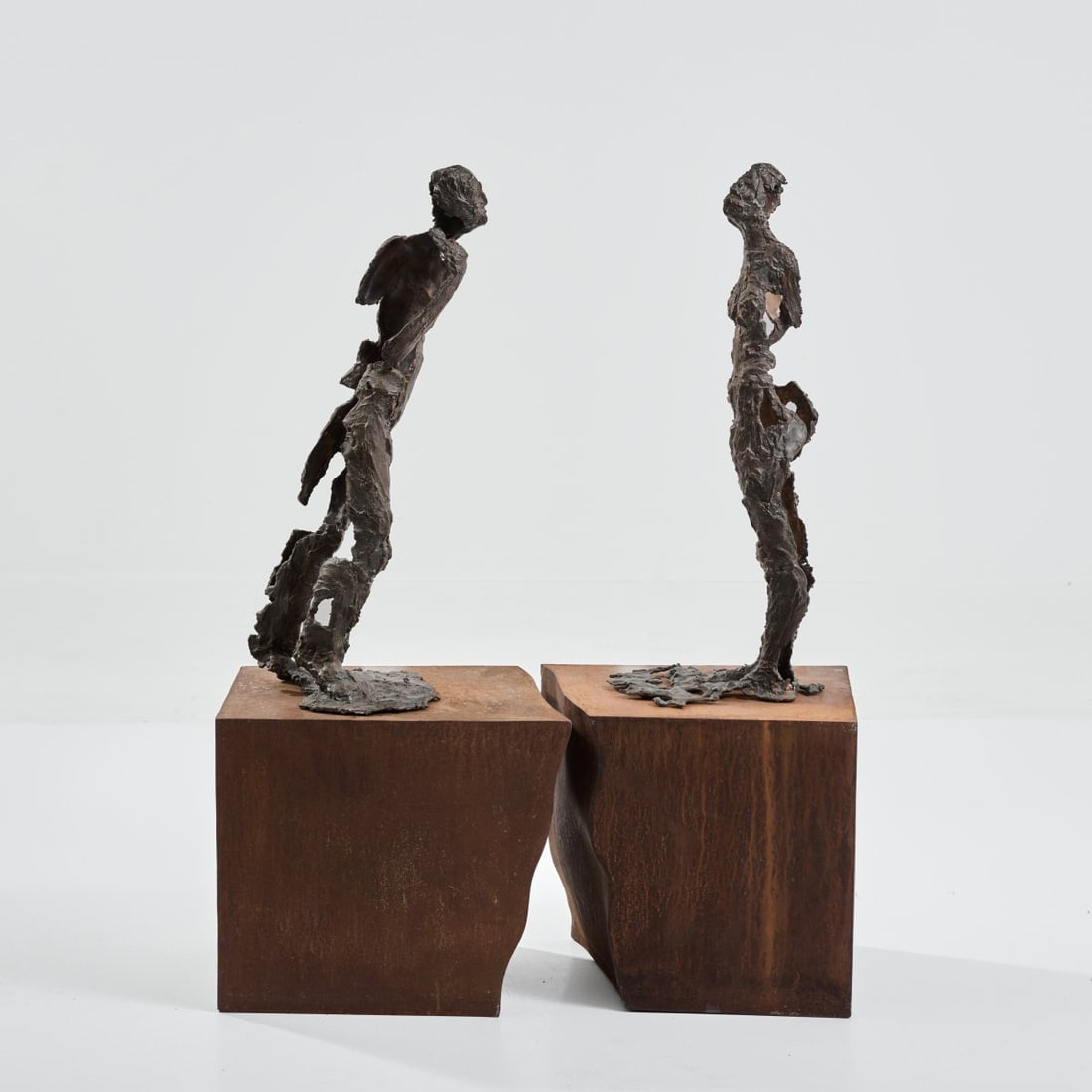 Norbert Marten (1953 Lingen - lives and works in Westerstede), Two-part sculpture 'Es gibt: <p>Two bronze sculptures, each on a Corten steel base. Each 57 cm high (figure), each 89 cm high (overall). The base of the male sculpture is signed: M, dated: (19)92 and numbered: 2/12 (incised