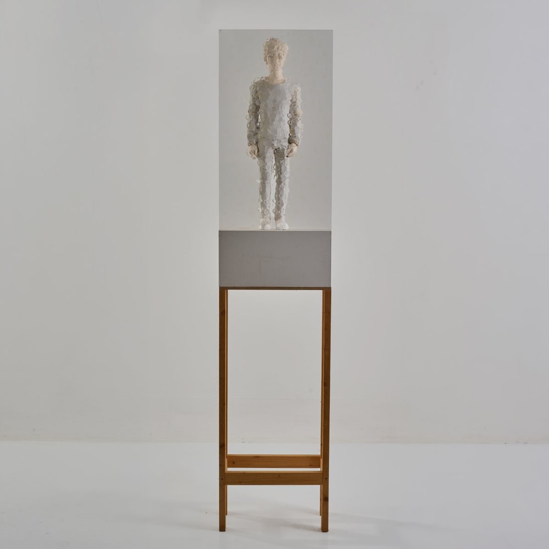 Hirofumi Fujiwara (1984 Hiroshima - lives and works in Karlsruhe), Sculpture 'Utopian: <p>Sculpture made of painted plastic; acrylic glass plate, on a white lacquered wooden base. H. 90 x 40 x 25 cm (overall), H. 70 x 20 x 13 cm (figure). Certificate affixed to the reverse of the 