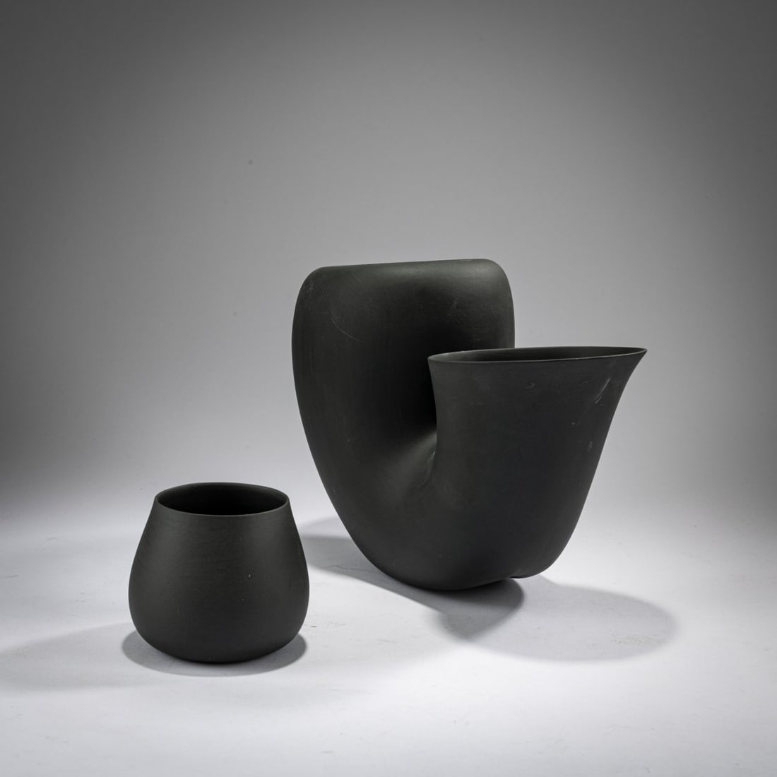 Aldo Bakker, Carafe and mug 'Jug+cup', 2011: <p>H. 7.5-19 cm. <br />Frans Ottink, Studio ZAND, Amersfoort. <br />Porcelain, dyed black throughout, unglazed.</p>