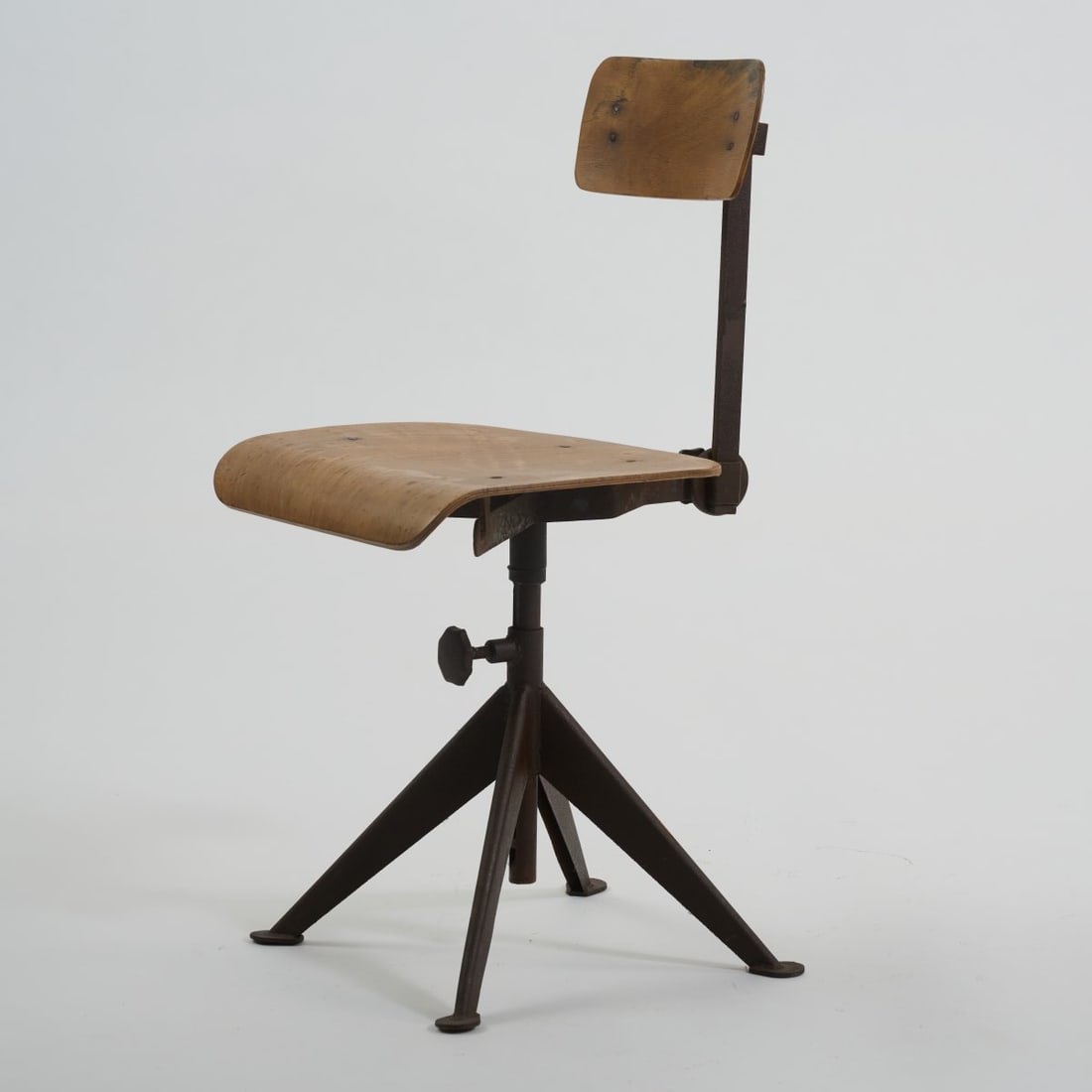 Jean Prouvé (attributed), Office chair, 1920s (design): <p>H. 81.5 x 40 x 46 cm. <br />France (attributed). <br />Beech plywood, metal tube, sheet metal, brown lacquer.</p><hr><p>Literature:</p><p>Exh. cat. J