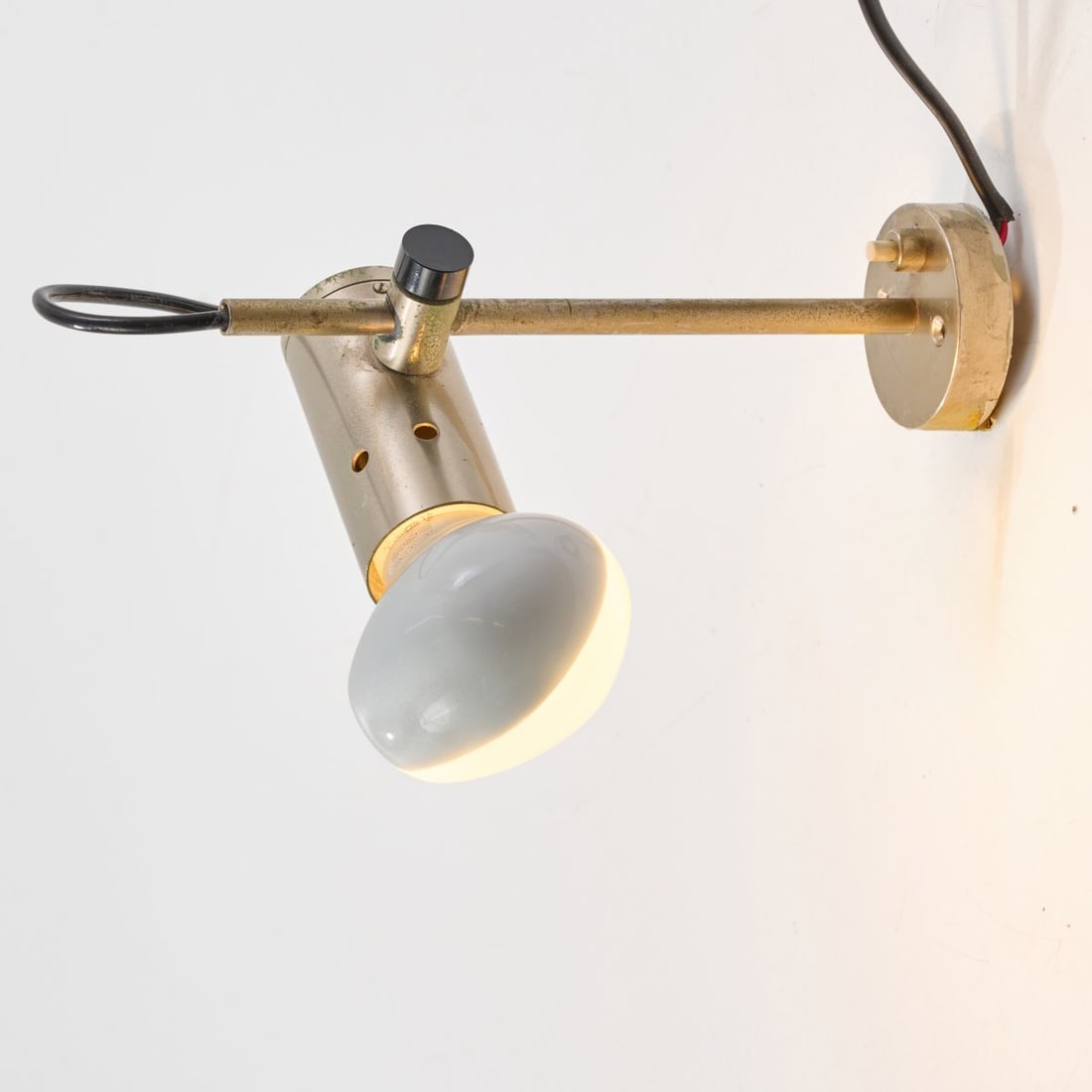 Tito Agnoli, '251' wall light, 1954 (design): <p>H. 25.5 cm. <br />O-Luce, Milan.<br />Nickel-plated metal rod, chrome-plated metal tube, black and white plastic. </p>