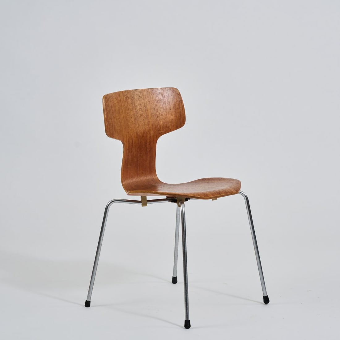 Arne Jacobsen, Chair '3103', 1955 (design): <p>H. 76 x 43 x 47 cm. <br />Fritz Hansen, Aller&oslash;d, 1960s/70s. <br />Chrome-plated metal tubing, plywood with teak veneer.