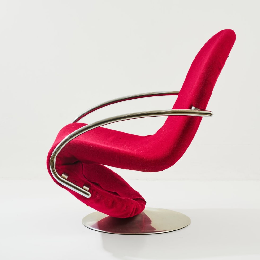 Verner Panton, 'System 1-2-3' armchair, 1973/74 (design): <p>H. 83.5 x 70 x 75 cm.<br />Fritz Hansen, Aller&oslash;d. <br />Chrome-plated metal tube, aluminum sheet, magenta fabric cover. </p><hr><p>Literature:</p&g