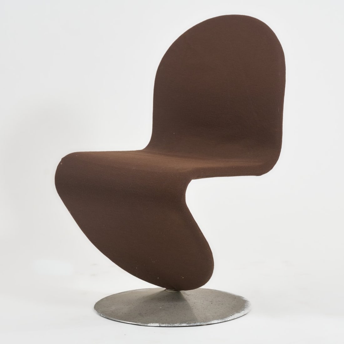 Verner Panton , Armchair '1-2-3', 1973/74 (design): <p>H. 86 x 61 x 83 cm. <br />Fritz Hansen, Aller&oslash;d. <br />Cast aluminum, textile fabric, brown. </p><hr><p>Literature:</p><p>Exh. cat- Verner