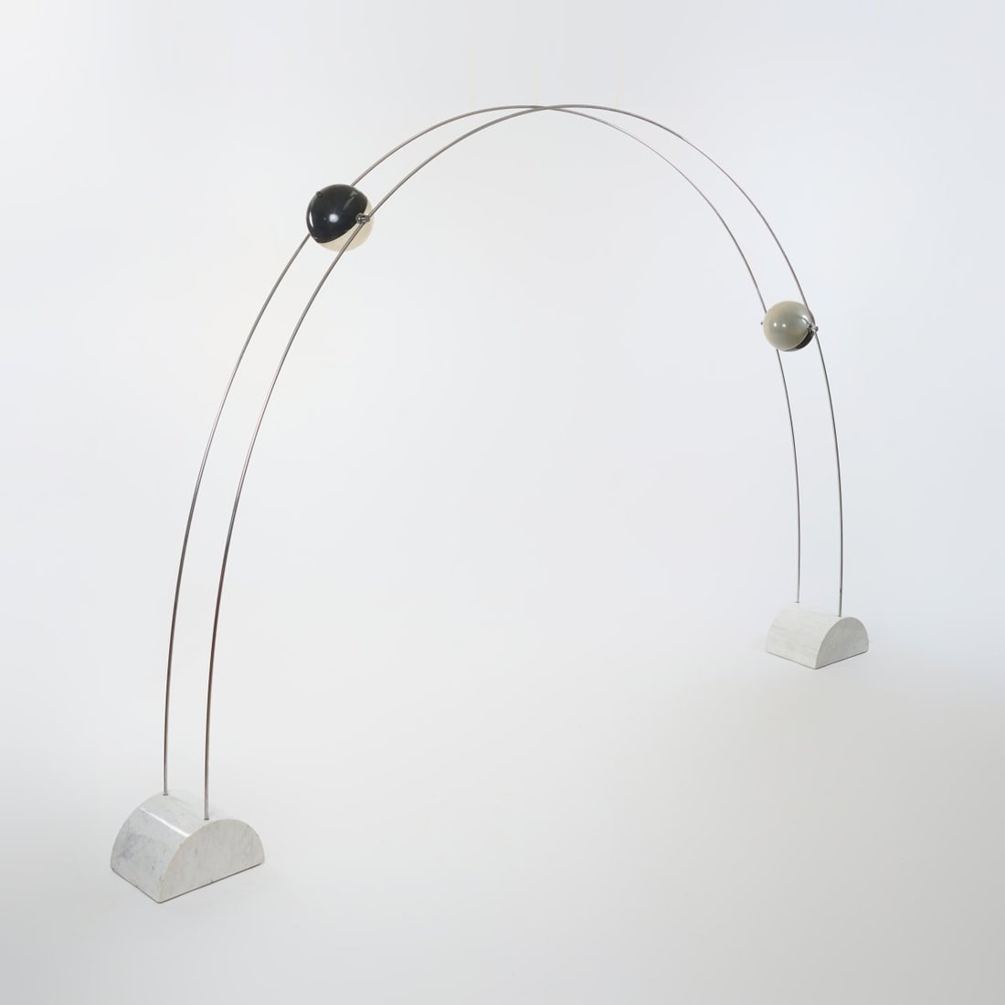 Studio Arditi; Gamberini Gianni, Floor lamp 'Ponte', 1971 (design): <p>H. 250 x 370 x 30 cm. <br />Sormani, Arosio.<br />White marble with gray veining, chrome-plated metal tube, black plastic, plexiglass, matted. </p>