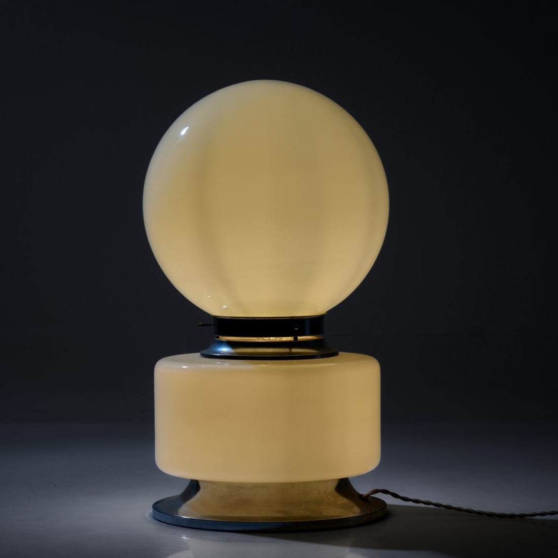 Carlo Nason (attributed), Floor lamp, 1970s (design): <p>H. 62 cm; &Oslash; 33 cm. <br />A.V. Mazzega, Murano (attributed). <br />White glass, chrome-plated sheet metal.</p>