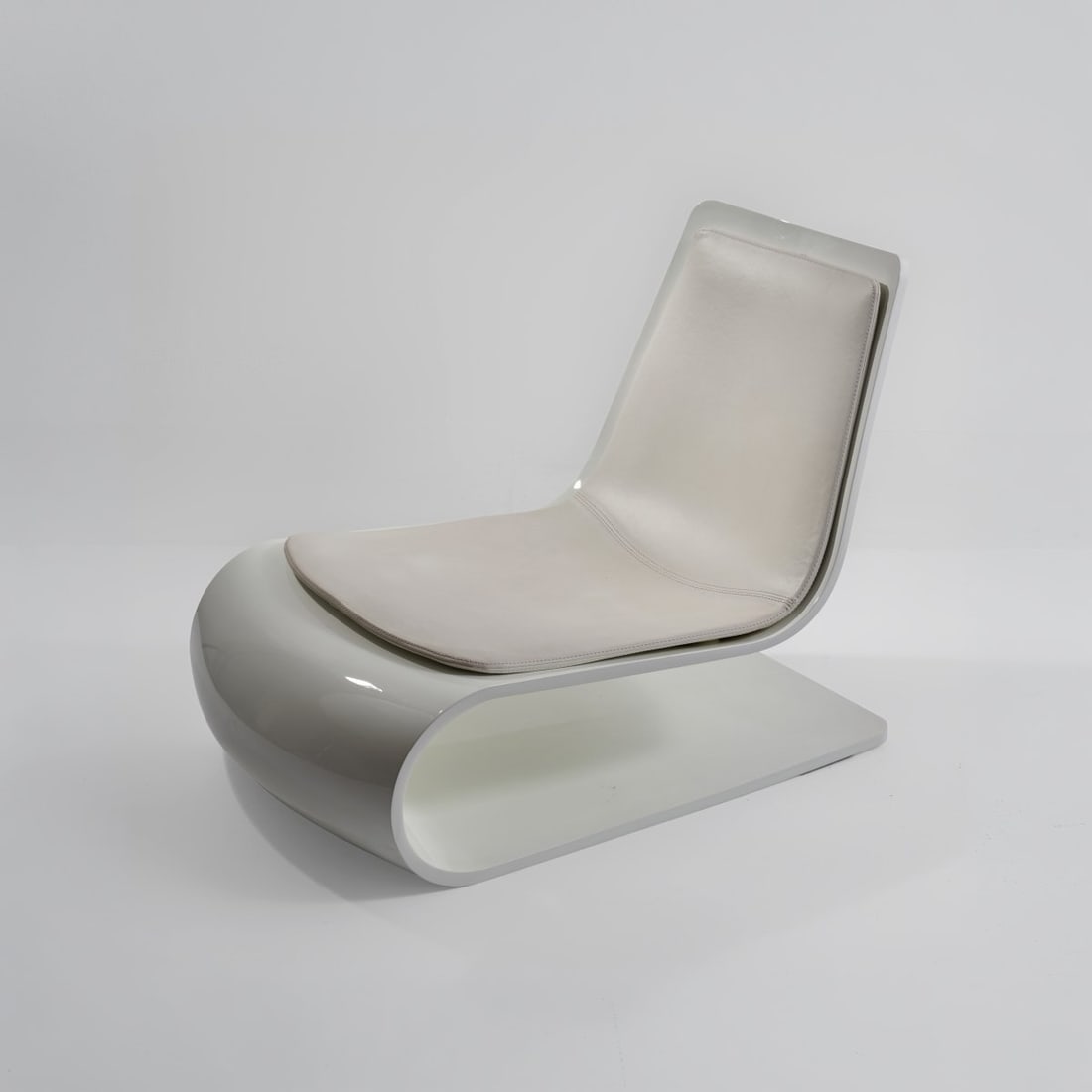 Christophe Pillet, 'Nouvelle Vague' armchair, 2000s (design): <p>H. 72 x 64 x 88 cm.<br />Acerbis, Bergamo for Porro, Montesolaro di Carimate. <br />White plastic, white faux leather.<br />Marked: Manufacturer's embossing with pr