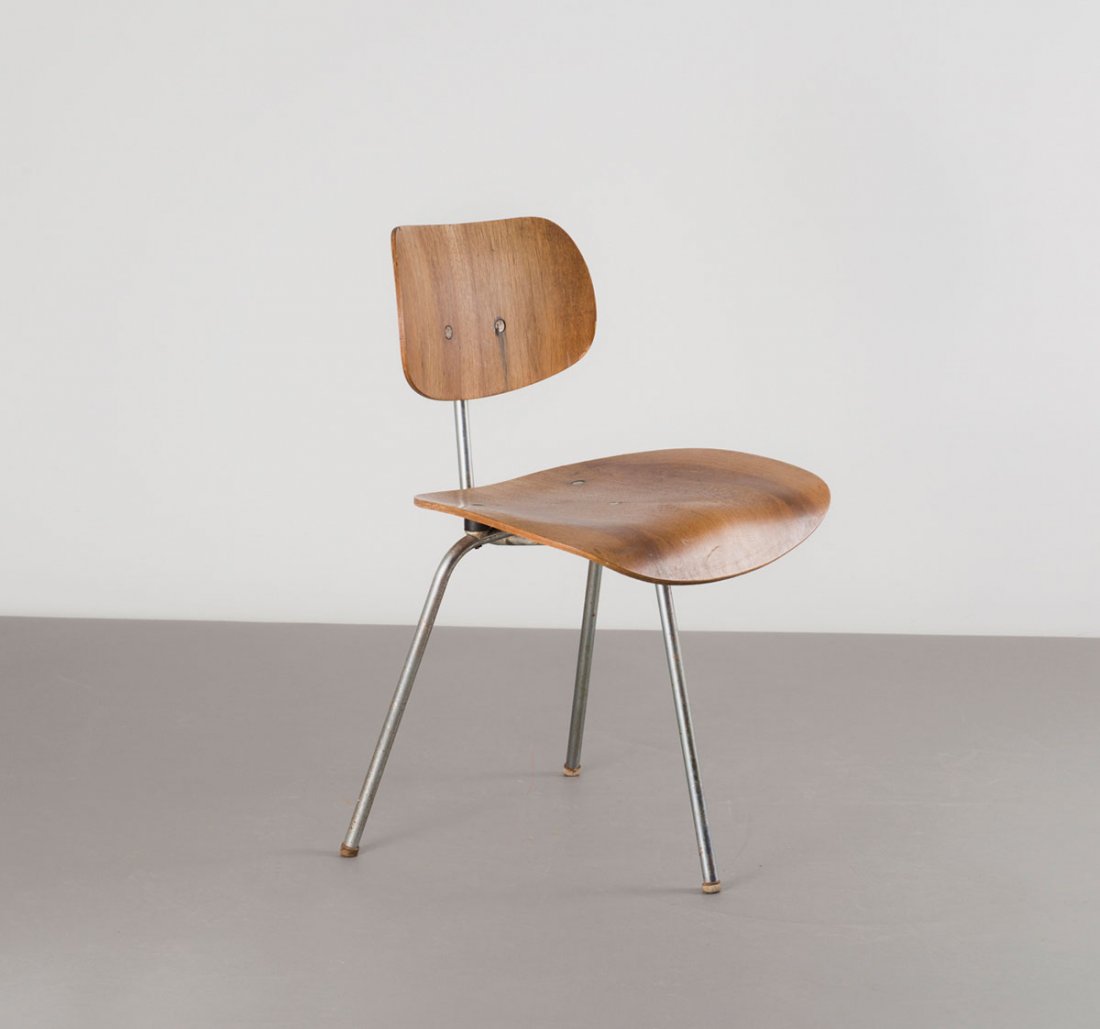 'SE 69' three-legged chair: Egon Eiermann. 'Three-legged 'SE-69' chair, 1952. H. 74.5 x 46.5 x 47.5 cm. Made by Wilde & Spieth, Esslingen. Beech plywood, tubular steel chrome-plated. Marked: Remains of a paper label.