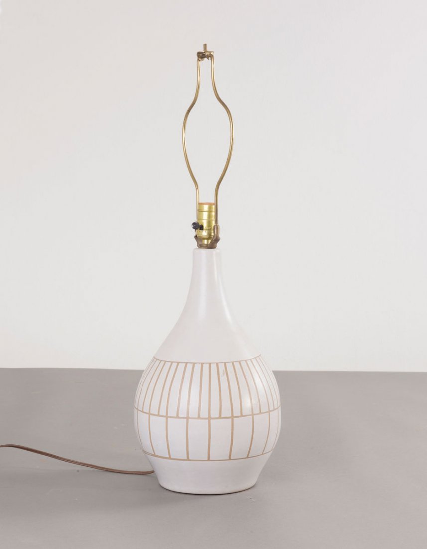 Table light: Jane & Gordon Martz. Table light, 1950s. H. 68 cm; D. 24 cm. Made by Marshall Studios, Veedersburg, Indiana. Earthenware, glazed matt white. Marked: Designer's signature.