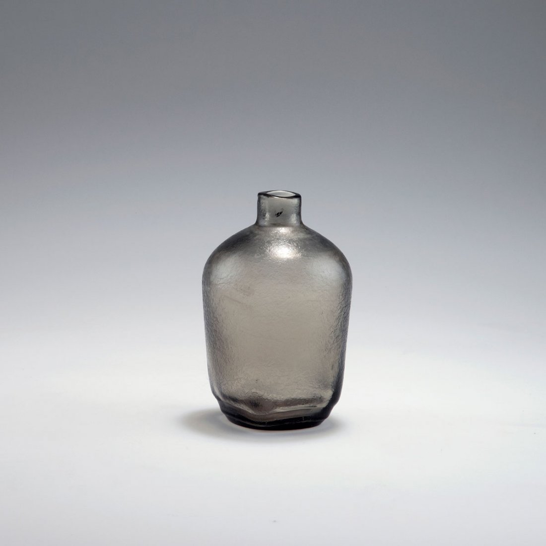 'Corroso' vase: Carlo Scarpa. 'Corroso' vase, 1936-38. H. 15 cm. Made by Venini & C. Grey glass. Marked: venini murano (acid stamp).