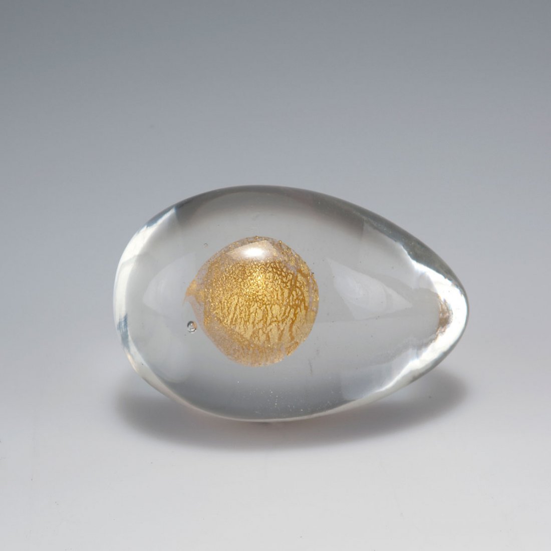 Paperweight: Tapio Wirkkala. Paperweight, 1966. L. 11 cm. Made by Venini & C. Clear glass, included gold foil. Marked: venini italia (diamond cut).