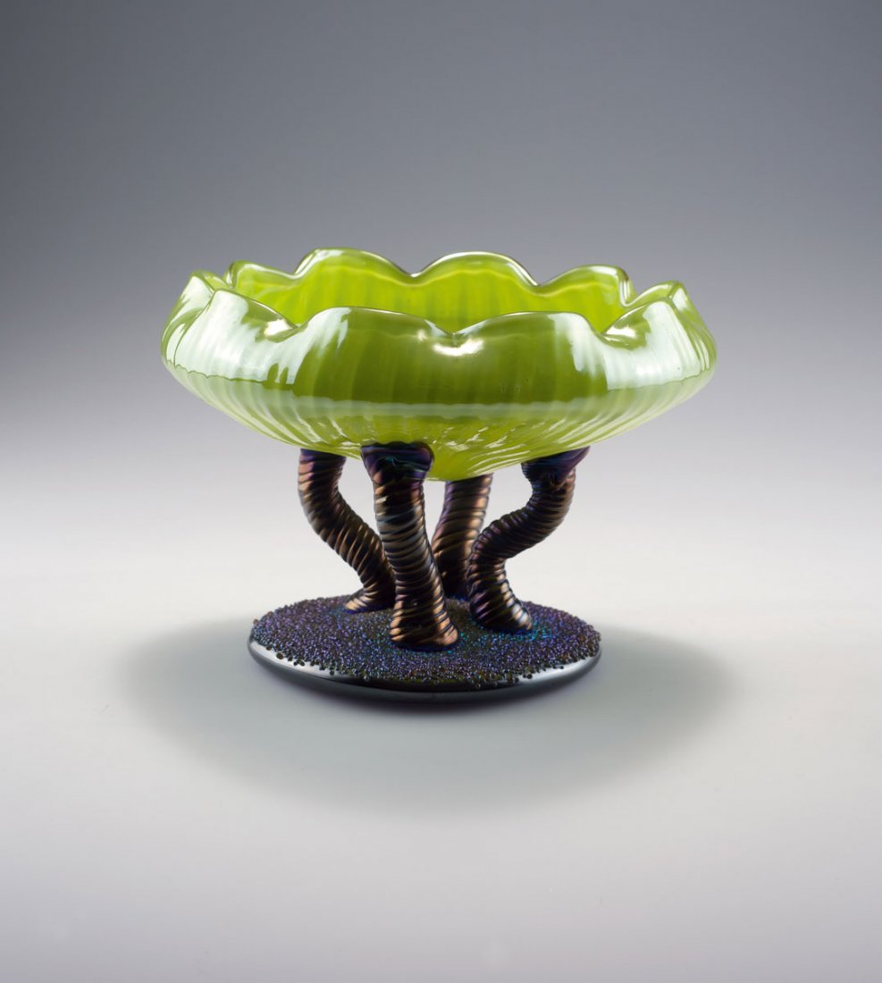 Loetz Wwe., Klostermuhle. Centrepiece, 1927. H. 13.8 cm;: Loetz Wwe., Klostermuhle. Centrepiece, 1927. H. 13.8 cm; D. 19.8 cm. Cased glass, clear and blue respectively green, fused crushed glass, slightly iridescent.