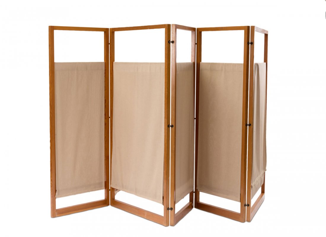 Screen: Egon Eiermann. Screen, 1968. H. 172 x 362 x 4 cm; folded: H. 172 x 87.5 x 18.5 cm. Made by Philip Klaer, Speyer. Pinewood (Oregon Pine), sand-coloured canvas.