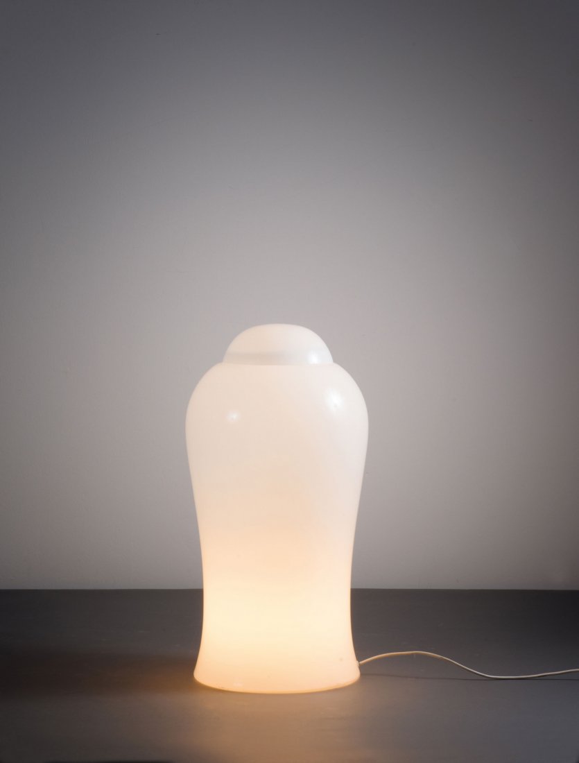 Ingo Maurer. 'Tsching III' floor light, 1979. H. 70 cm;: Ingo Maurer. 'Tsching III' floor light, 1979. H. 70 cm; D. 32 cm. Made by Design M, Ingo Maurer, Munich. Cased glass, clear and white. Marked: Paper label, illegibly inscribed.