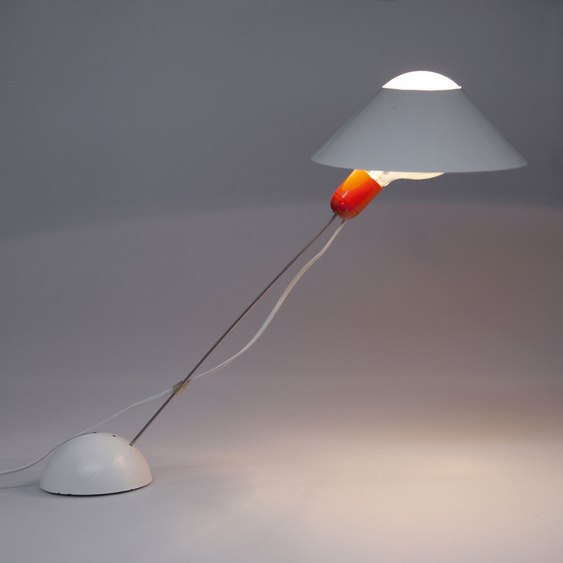 Ingo Maurer. 'Glatzkopf' table light, 1981. H. 43-63 cm;: Ingo Maurer. 'Glatzkopf' table light, 1981. H. 43-63 cm; D. 25.5 cm. Made by Design M, Ingo Maurer, Munich. Chrome-plated steel rod, cast metal, sheet metal, painted white and red.