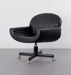 Arno Votteler. Office chair, 1965. H. 77 x 67 x 68 cm.: Arno Votteler. Office chair, 1965. H. 77 x 67 x 68 cm. Made by Albert Stoll, Coblenz. Black quilted leather upholstery, wooden base on four wheels.