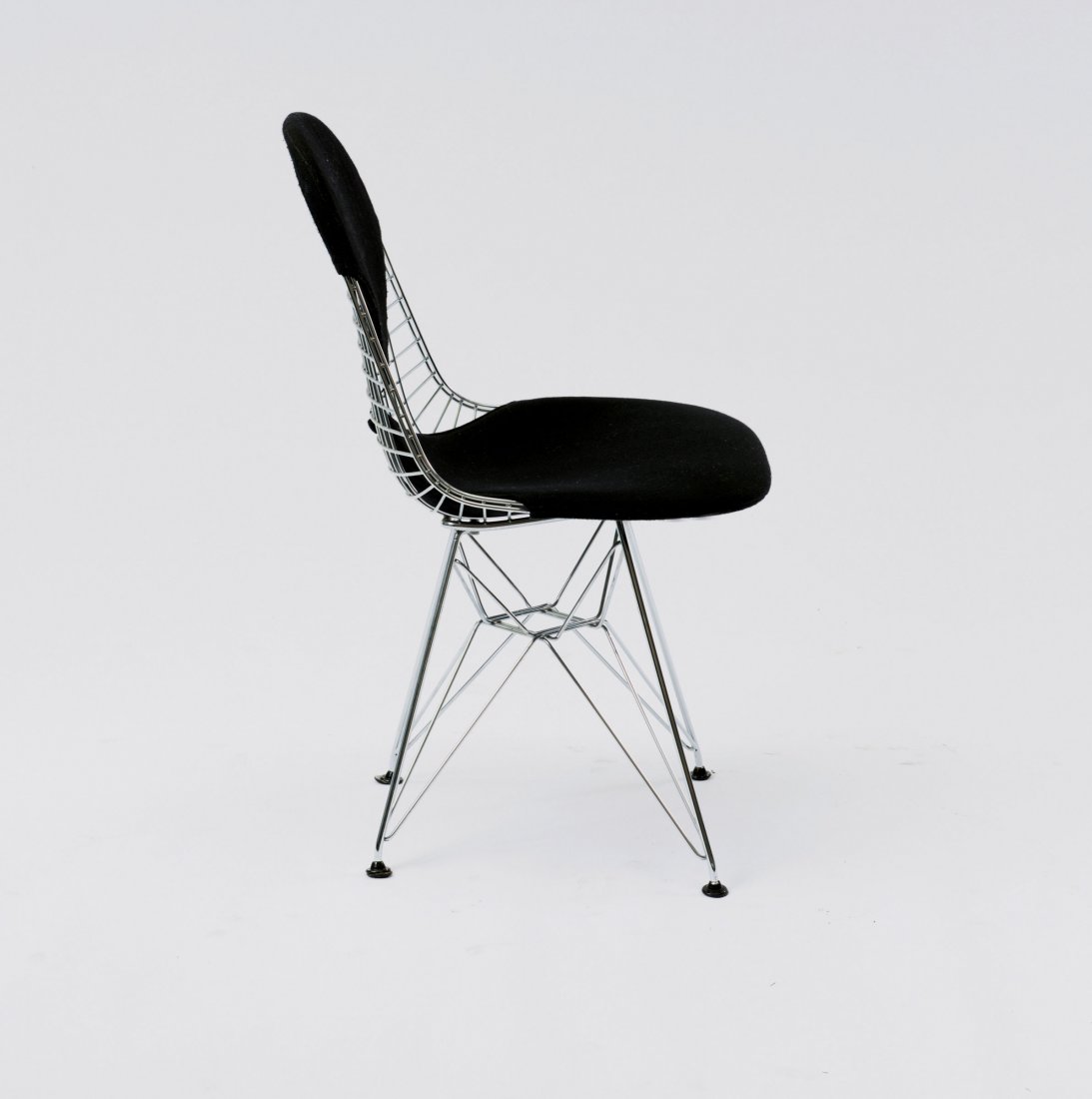 Charles Eames. 'Wire mesh side chair', 1951. H. 82 x 51: Charles Eames. 'Wire mesh side chair', 1951. H. 82 x 51 x 54 cm. Made by Vitra, Weil. Tubular steel, steel wire, chrome-plated, black 'Hopsack' cover (two-piece pad' / 'bikini-pad').
