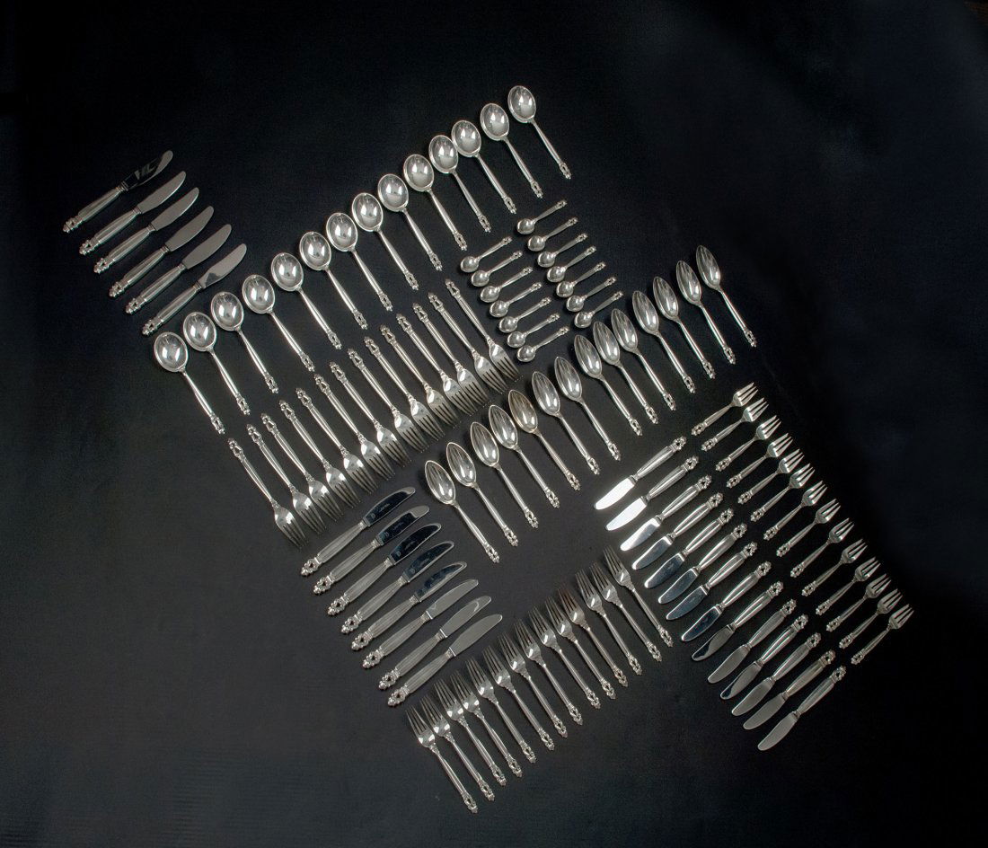 'Konge - Acorn' dining and dessert cutlery for 14: Johan Rohde. 'Konge - Acorn' dining and dessert cutlery for fourteen, 1915. 112 pieces. 14 soup spoons, L. 16 cm; 14 dinner forks, L. 19 cm; 14 dinner knives, L. 22.2 cm; 14 lunch spoons, L. 17.2 cm;