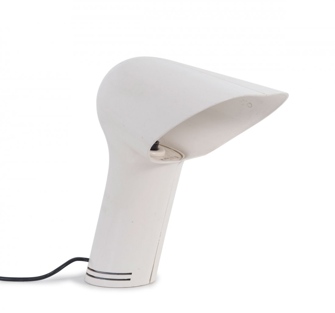'Sorella 3503' table light, 1972: S. T. Harvey. '3503 Sorella' table light, 1972. H. 30 x 24 x 15 cm. Made by Harvey Guzzini, Milan. Creme-white plastic. Marked: iGuzzini maker's decal.