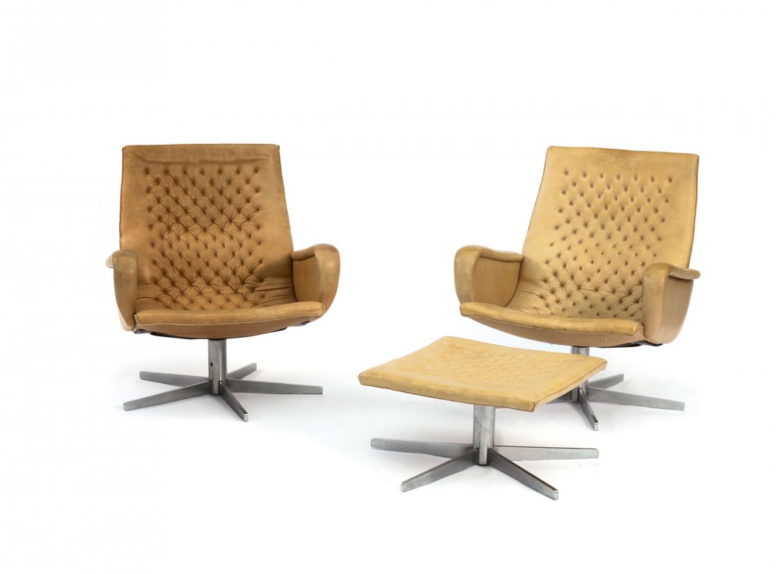 Three-seat sofa, two lounge chairs and stool, 1970s: De Sede Design Team. Three-seat sofa, two lounge chairs and ottoman, 1970s. Sofa: H. 75 x 187 x 70 cm; lounge chairs: H. 79 x 68 x 71.5 cm; ottoman: H. 29 x 51 x 51 cm. Made by De Sede, Klingnau. Anod