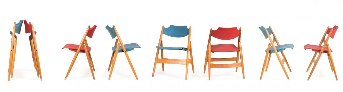 Eight 'SE 18' folding chairs, 1953: Egon Eiermann. Eight 'SE 18' folding chairs, 1953. H. 74.5 x 50 x 51 cm. Made by Wilde & Spieth, Esslingen. Beech, part red resp. blue, vinyl, red and blue.