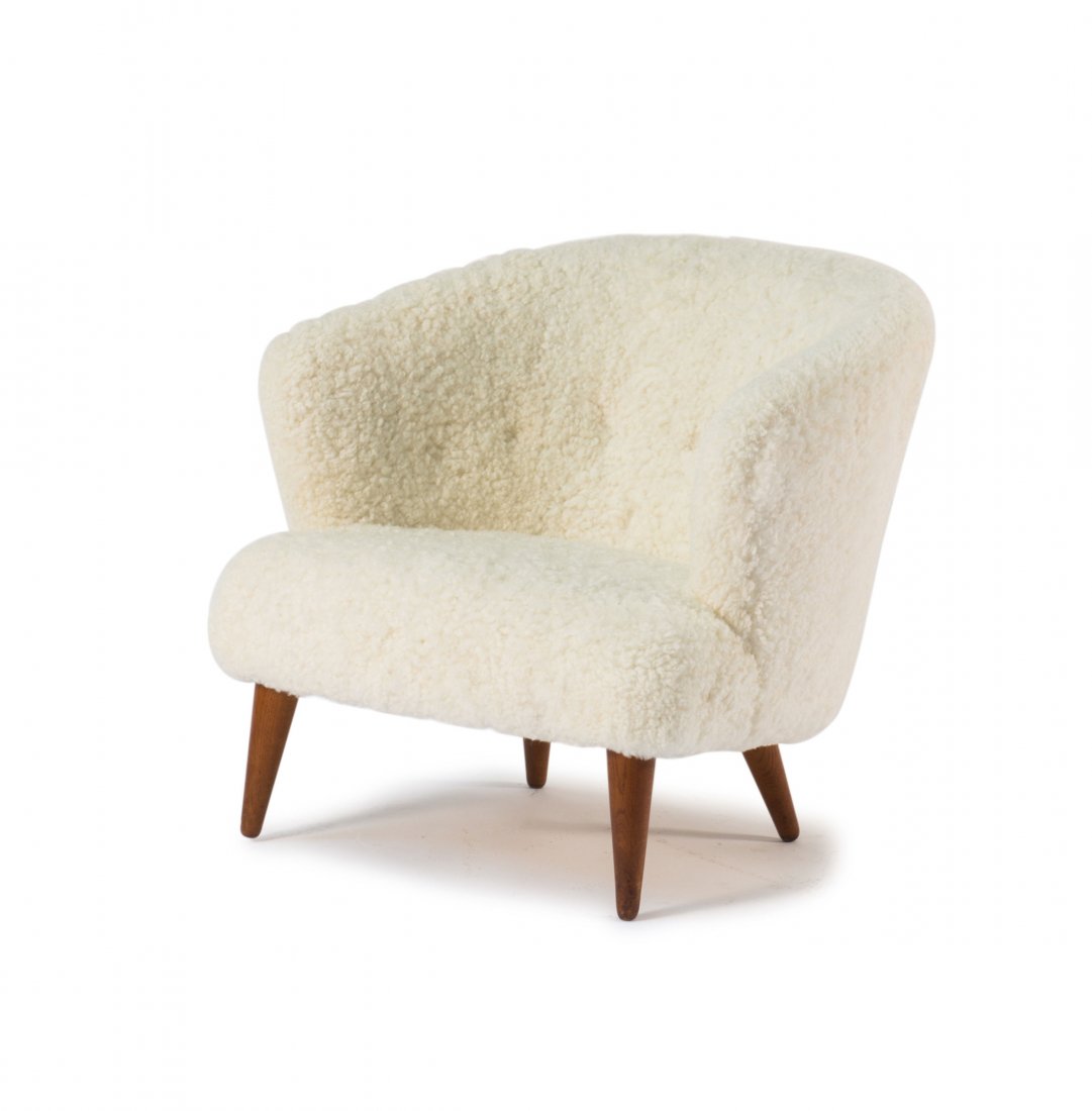 Armchair, 1940s: Flemming Lassen (attributed). Armchair, 1940s. H. 73 x 76 x 70 cm. Made by Jacob Kjaer, Copenhagen. (attributed). Oak, dark patina, sheep skin.