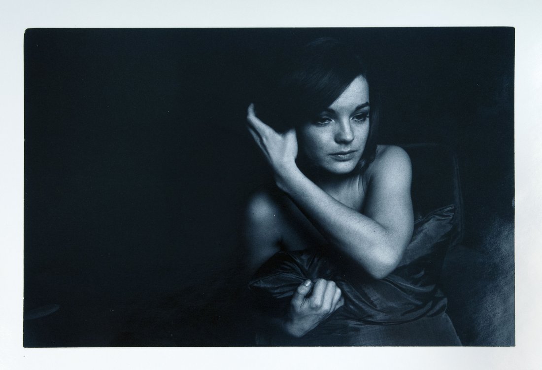 'Romy in Paris (in her hotel apartment)', 1964: Will McBride. 'Romy in Paris (in her Hotel room)', 1964 (later edition). Gelatine silver print on Baryt paper. 49.0 x 61.0 cm (paper). Signed on the verso: McBride, 1964, titled: Romy in Paris (in ihr