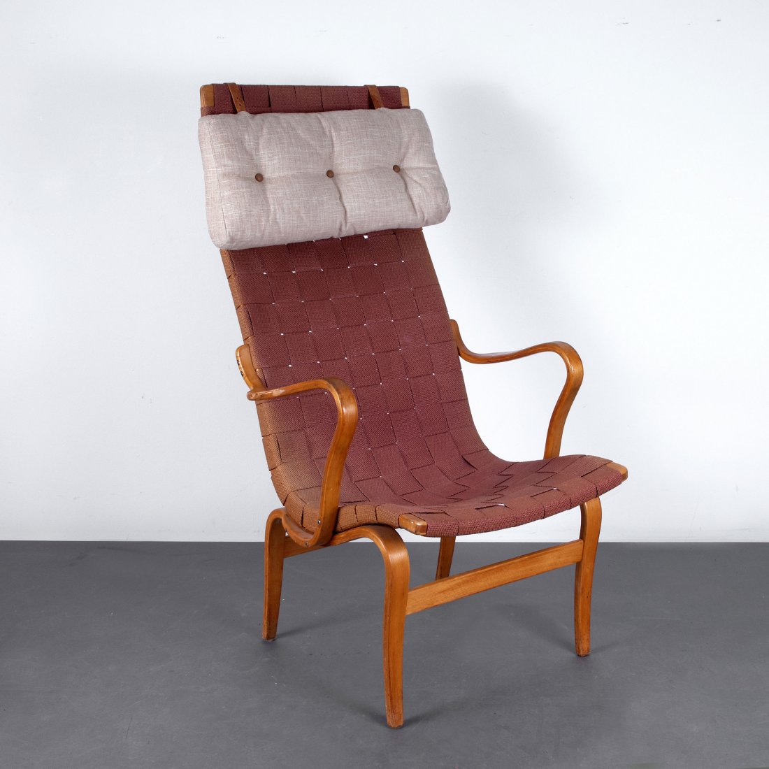 Bruno Mathsson. 'Eva' armchair, 1941. H. 113 x 61 x 73: Bruno Mathsson. 'Eva' armchair, 1941. H. 113 x 61 x 73 cm. Made by Karl Mathsson, Vaernamo. Beech plywood, linen straps, cushion. Marked: BM41.