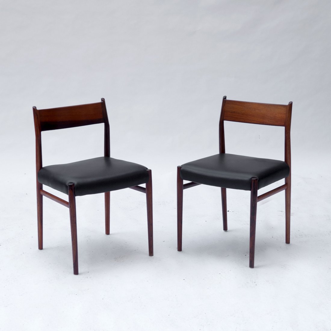 Arne Vodder. Seven chairs, c1964. H. 79 x 50 x 48 cm.: Arne Vodder. Seven chairs, c1964. H. 79 x 50 x 48 cm. Made by Sibast Furniture, Copenhagen. Rosewood, black leather.