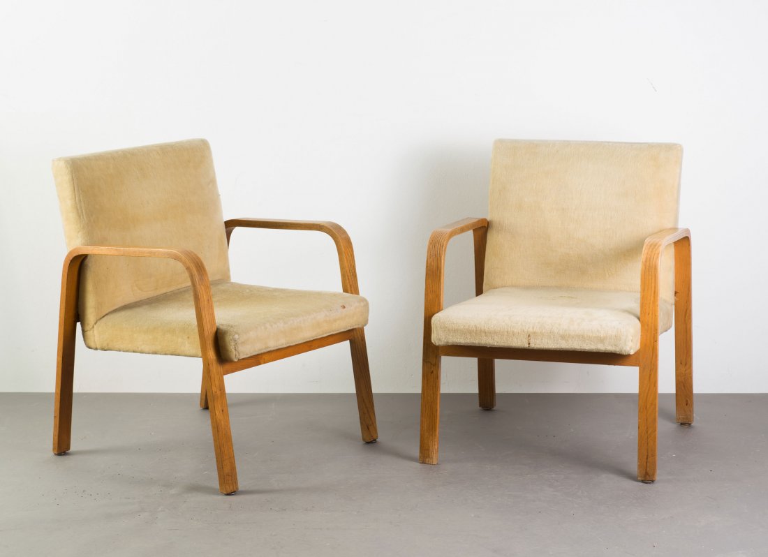 Gustav Hassenpflug. Two armchairs, 1949/50. H. 77 x 60: Gustav Hassenpflug. Two armchairs, 1949/50. H. 77 x 60 x 61 cm. Made for the Landeskunstschule Hamburg. Bent ashwood, sand-coloured velours.
