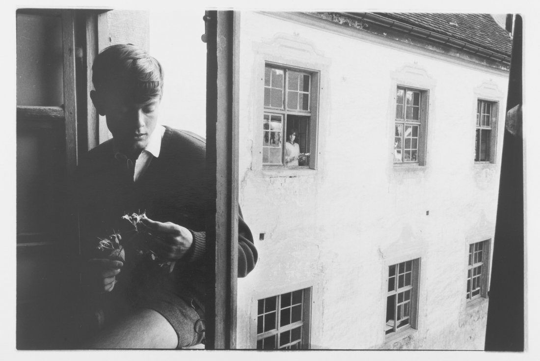 'Mike sitting on the window sill', 1962 (later print): Will McBride. 'Mike sitting on the window sill', 1962 (later print). Silver gelatine print on Baryt paper. 49.0 x 61.0 cm (paper). Signed verso: McBride, 1962, Mike im Fenster, Schloss Schule Salem (p