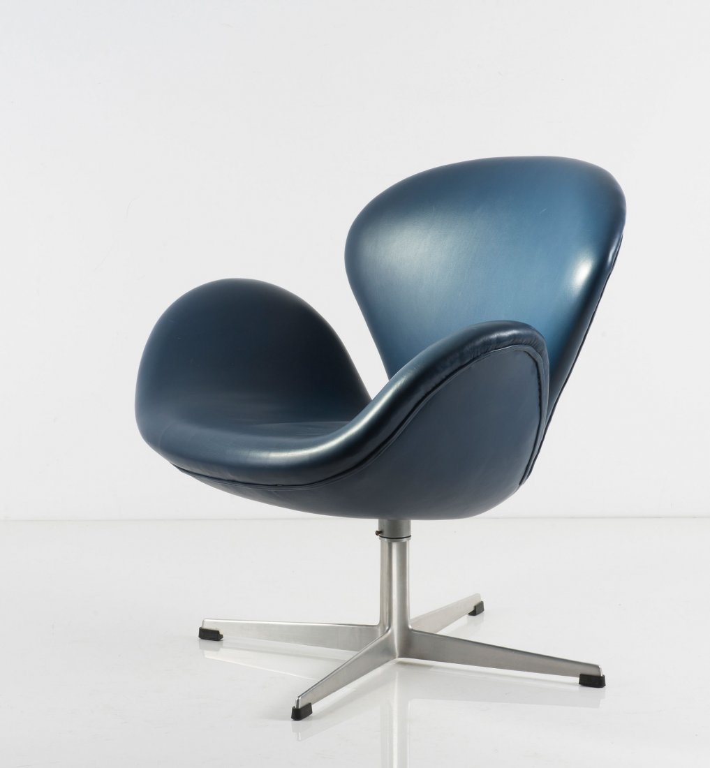 'Swan' chair, 1957/58: Arne Jacobsen. 'Swan' chair, 1957/58. H. 76 x 75 x 68 cm. Made by Fritz Hansen, Allerød. Cast aluminium, plastic shell, blue leather.