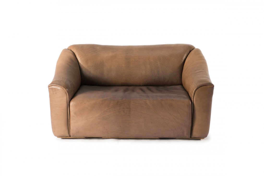 Twoseater sofa 'DS-47/2', 1976: De Sede Design Team. 'DS-47/2' two-seater sofa, 1976. H. 70 x 136 x 90 cm. Made by De Sede, Klignau. Thick ox leather.