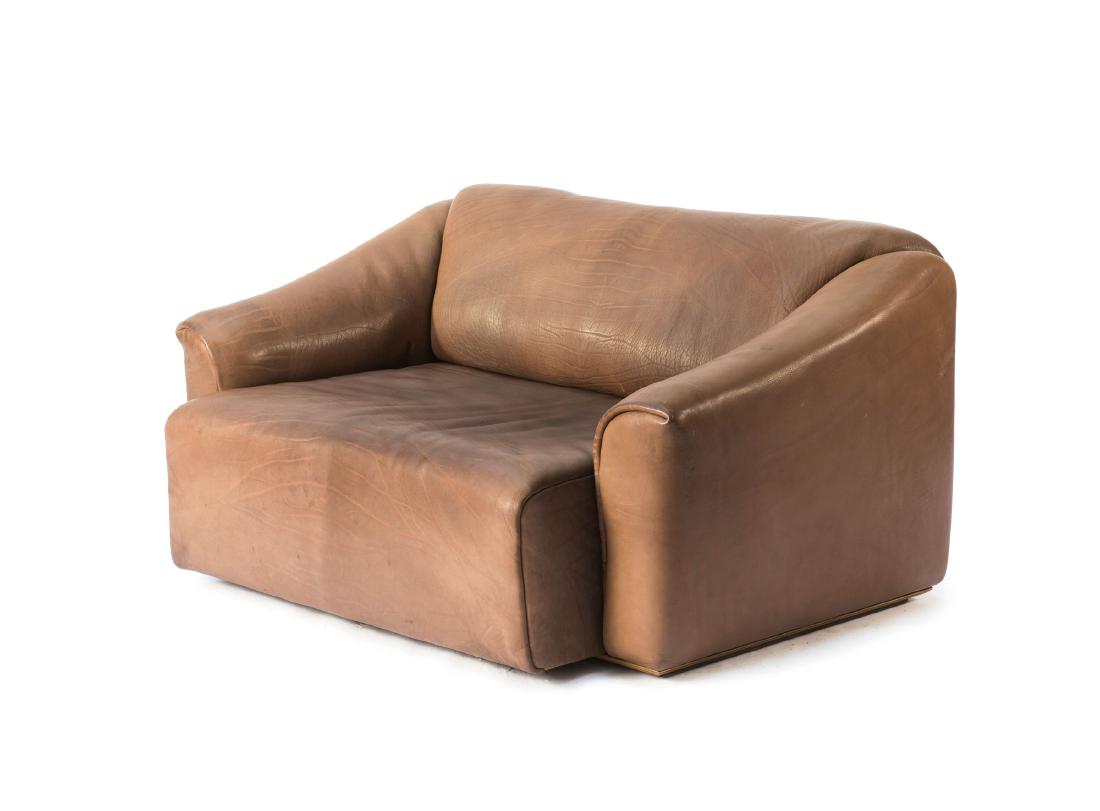 'DS-47/2' settee, 1976: De Sede Design Team. 'DS-47/2' settee, 1976. H. 70 x 136 x 90 cm. Made by De Sede, Klignau. Thick ox leather, dark brown.