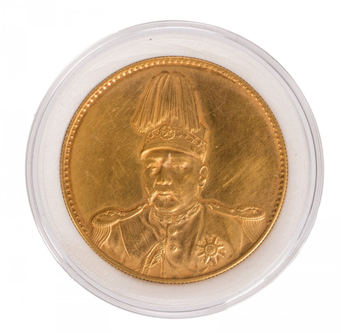 A Chinese golden coin depicting an official portrait (1 of 1)