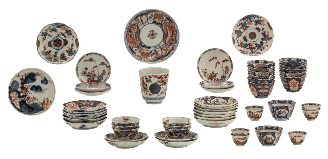 A lot of Japanese Arita Imari table ware, consisting of (1 of 20)