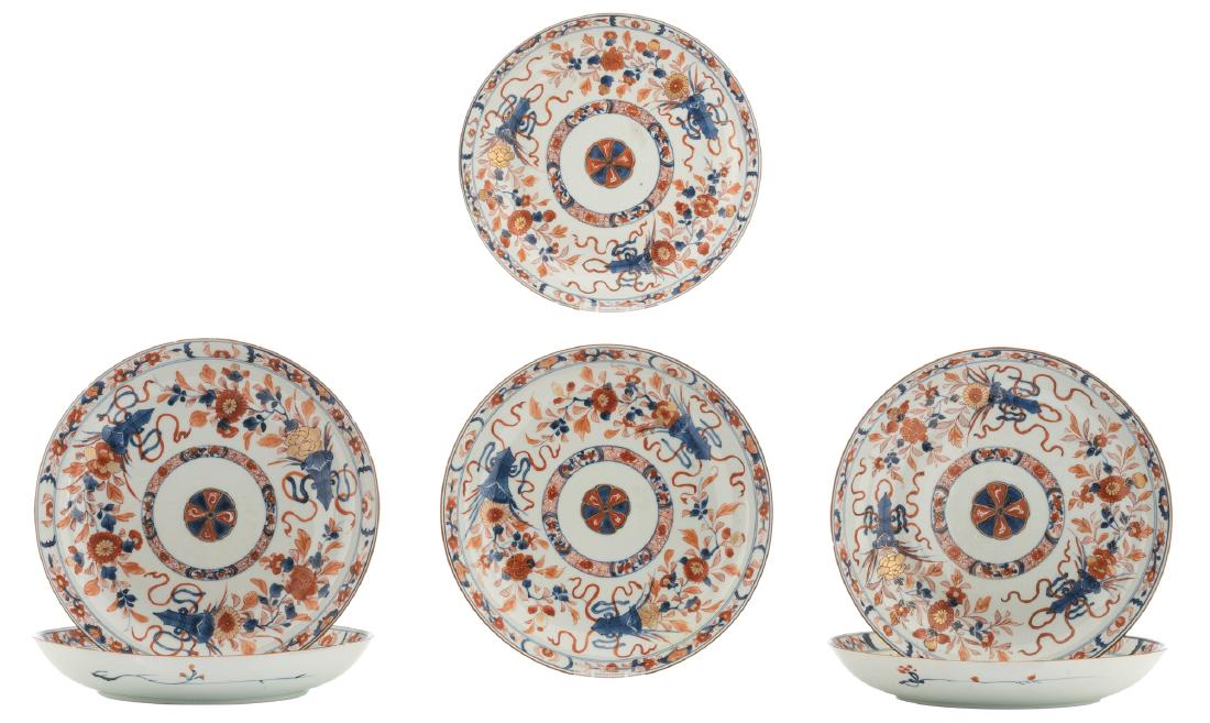 A lot of six large Chinese Imari porcelain saucers, (1 of 5)