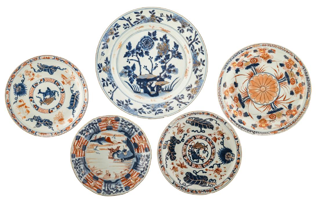 A lot of four Chinese porcelain Imari dishes and a (1 of 3)