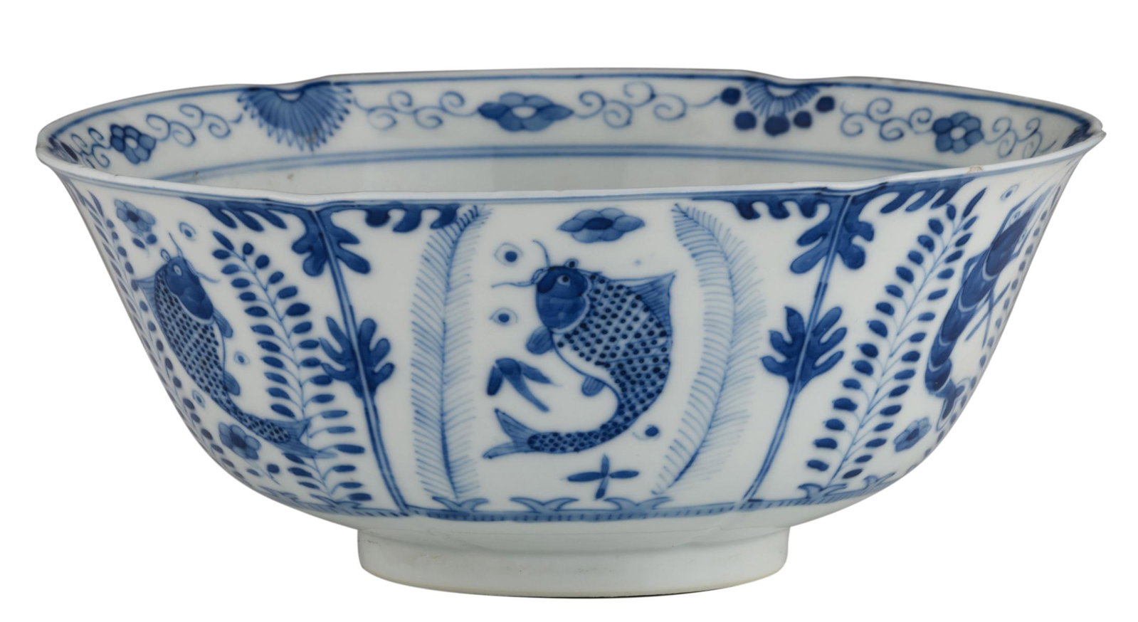 A Chinese blue and white bowl, decorated with fish,: A Chinese blue and white bowl, decorated with fish, crabs and lobsters in an underwater jungle, with a Kangxi mark, H 8,5 - Ã¸ 21 cm