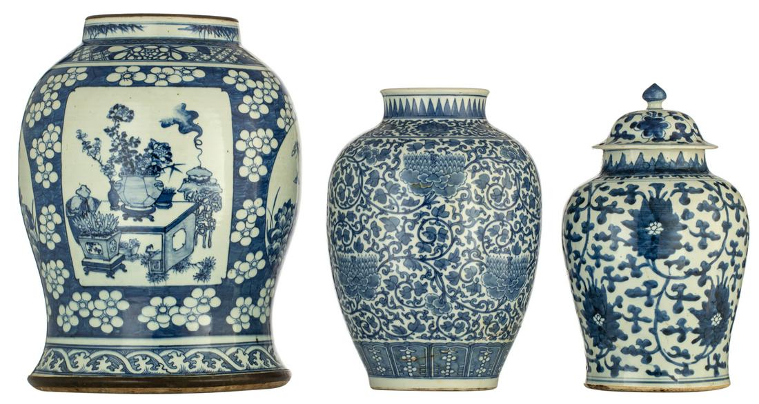 A Chinese blue and white floral decorated vase, the (1 of 10)