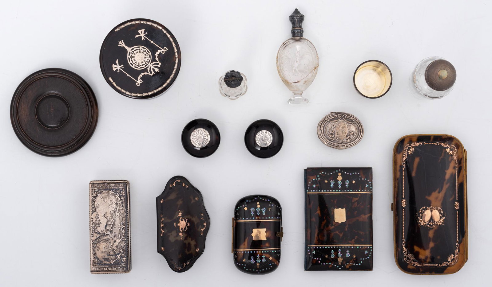 An important lot of 19thC and pre-World War I gadgets: An important lot of 19thC and pre-World War I gadgets consisting of: a cigarette box, a snuff box, a purse, a 'carnet de bal', two smaller and one bigger box and cover, all items out of tortoiseshell 