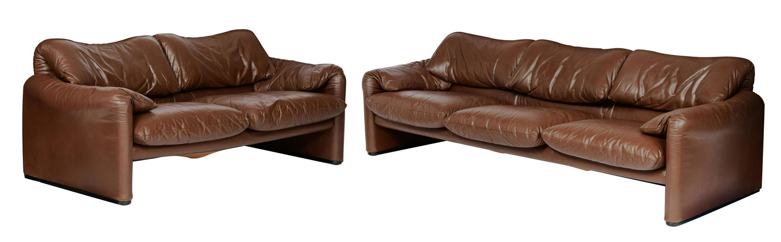A set of two '70s design brown leather Maralunga: A set of two '70s design brown leather Maralunga settees by Cassina, consisting of a two-seater and a three-seater, design by Vico Magistretti for Cassina, H 70,5 - W 170 - 242 - D 84 cm