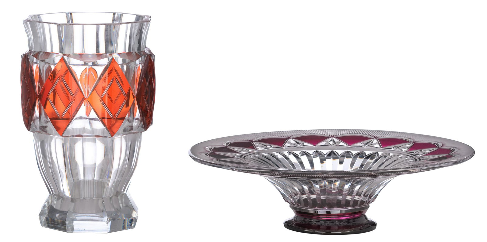 An Art Deco maroon overlay crystal cut: An Art Deco maroon overlay crystal cut Val-Saint-Lambert coupe, attributed to Joseph Simon, H 11 - Ã¸ 42 cm. Added: a matching Art Deco red overlay crystal cut Val-Saint-Lambert vase, H 30,5 - Ã¸