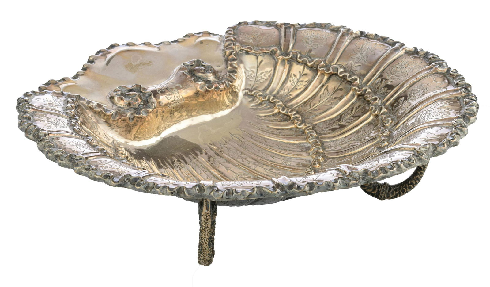 A silver shell-shaped compote on three dolphin-shaped: A silver shell-shaped compote on three dolphin-shaped feet, with floral decoration and a ribbon-shaped rim, with 20thC Spanish hallmarks, 915/000, H 9 - 34 x 34 cm, total weight: 790 g